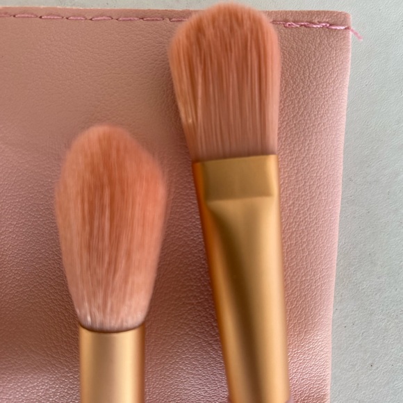 Makeup brush set perfect for travel - Picture 3 of 7